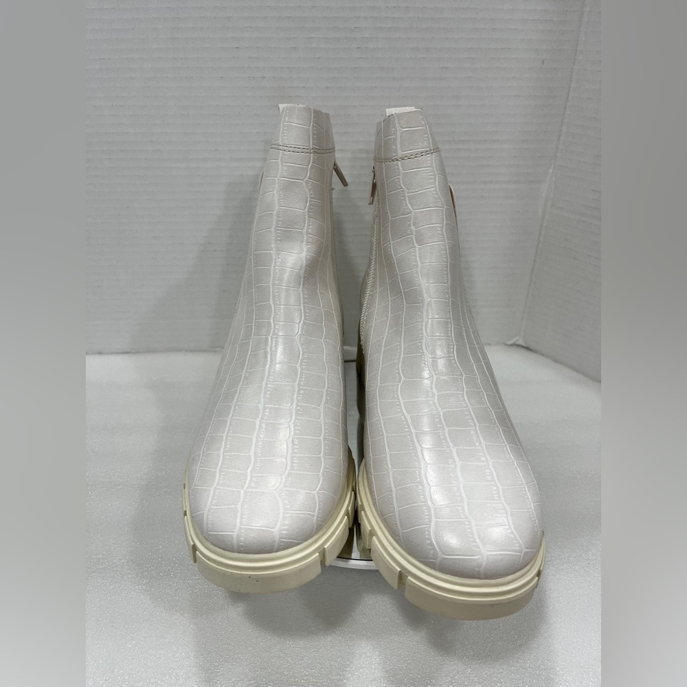 Journee Collection Jeeva Zip Block Heel Bootie. Size 9.‎ Color Ivory - Picture 4 of 6